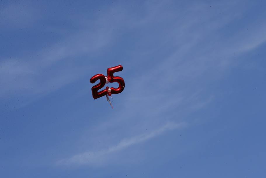 Nel cielo i palloncini con il numero degli anni trascorsi dalla strage: 25. Action Images